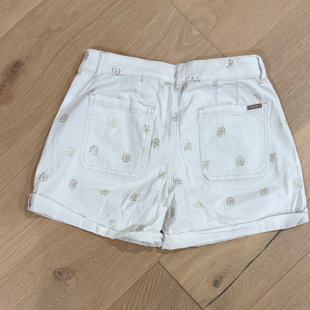 White House Black Market Ivory Women’s Cargo Shorts with Floral Detail size 6 - Picture 5 of 5